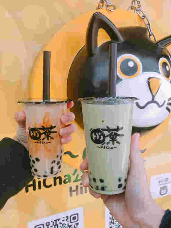 HI茶の看板とドリンク