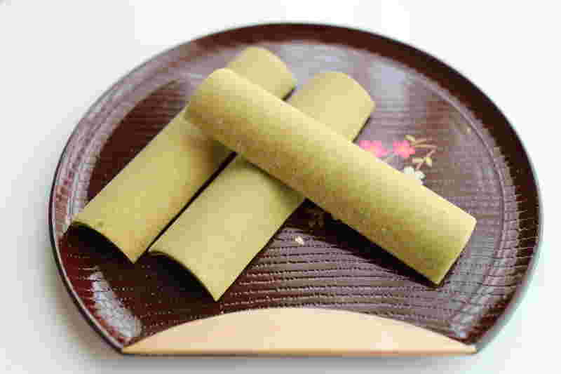 漆の器に抹茶の焼き八ツ橋が3枚載っている