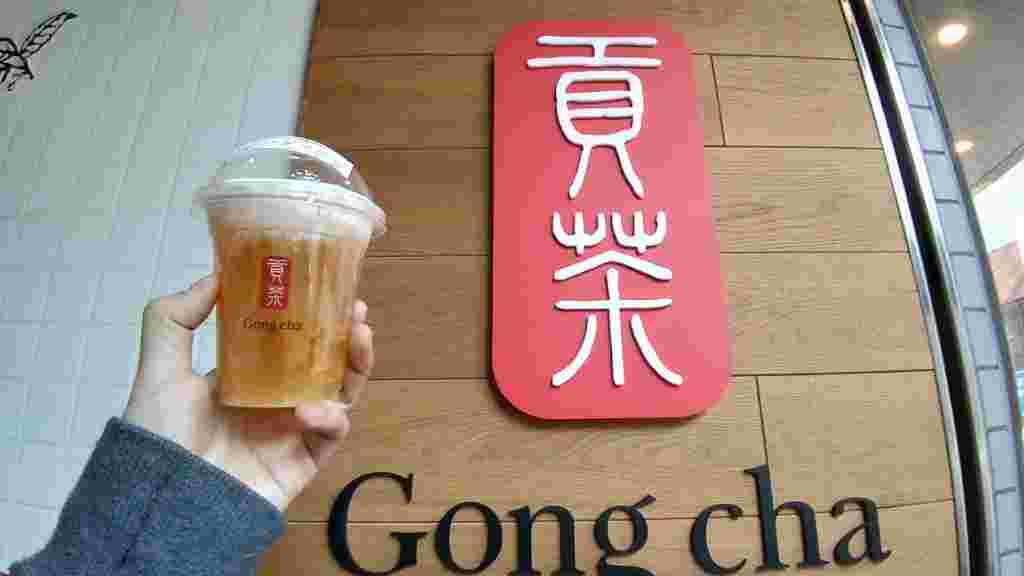 ゴンチャ店舗前の看板とミルクフォームドリンク