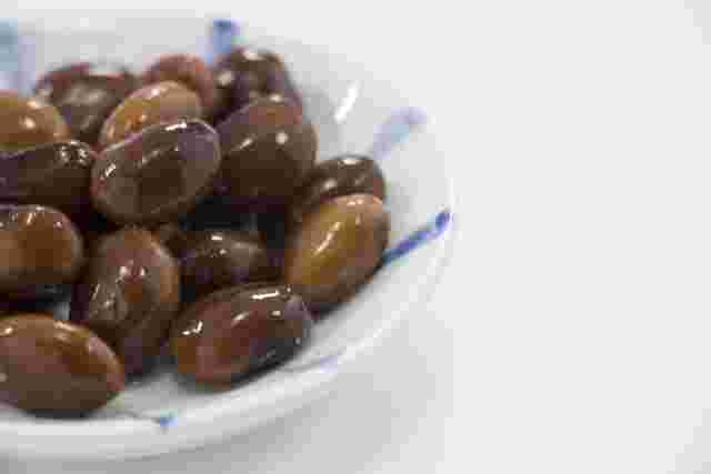 大きめの煮豆がお皿の盛られている