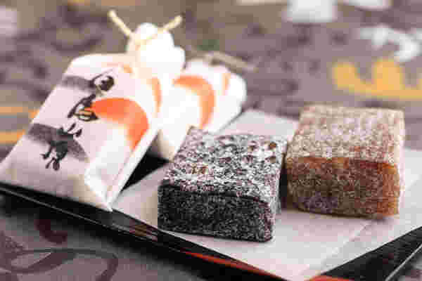 黒い皿に載った黒と茶色のゆべし