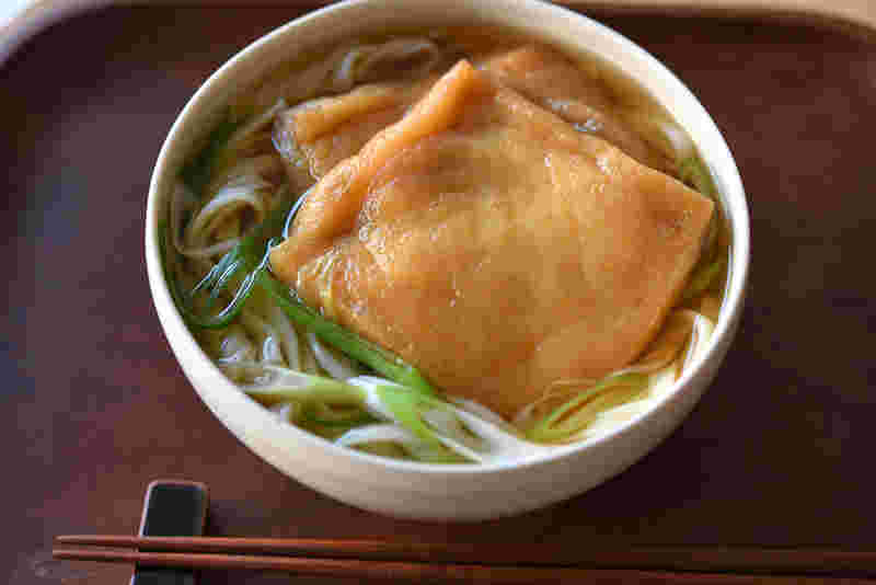 ねぎが入ったきつねうどん