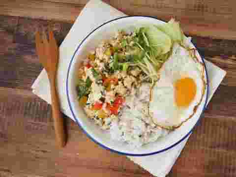 木綿豆腐で作ったガパオライスと木のフォーク