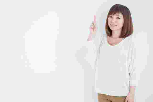 指を指す女性