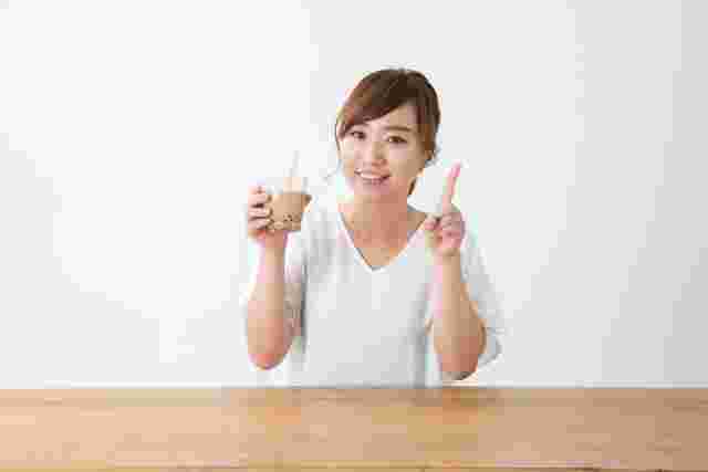 タピオカドリンクを手に持っている女性