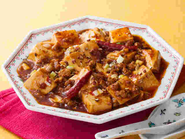 中華皿に盛りつけられた麻婆豆腐