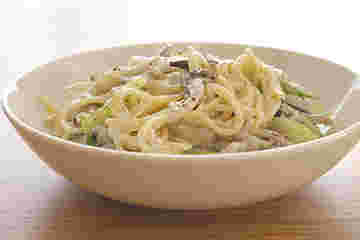 きのこの豆腐クリームパスタが白い器に盛られている様子