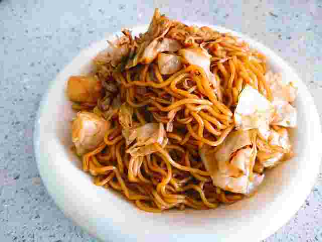 白い皿に盛りつけられた焼きそば