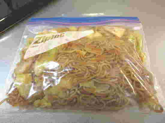 ジップロックに入れた焼きそば