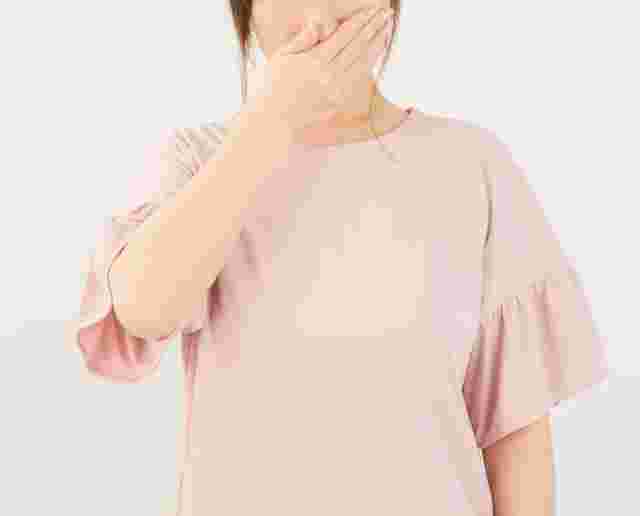 悪臭に鼻を押さえる女性
