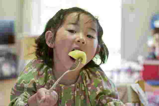 キウイを食べる女の子