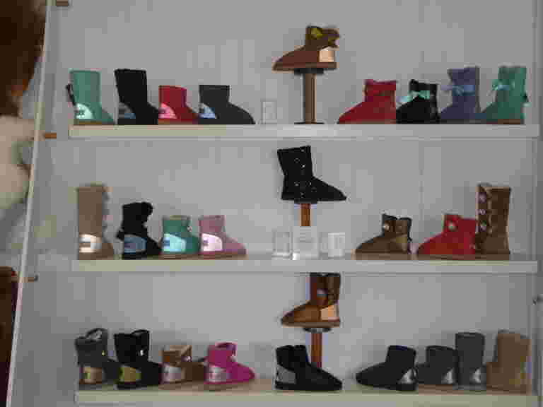 店頭に並ぶたくさんのUGGブーツ