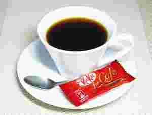 コーヒーとコーヒー皿にのったキットカットの写真