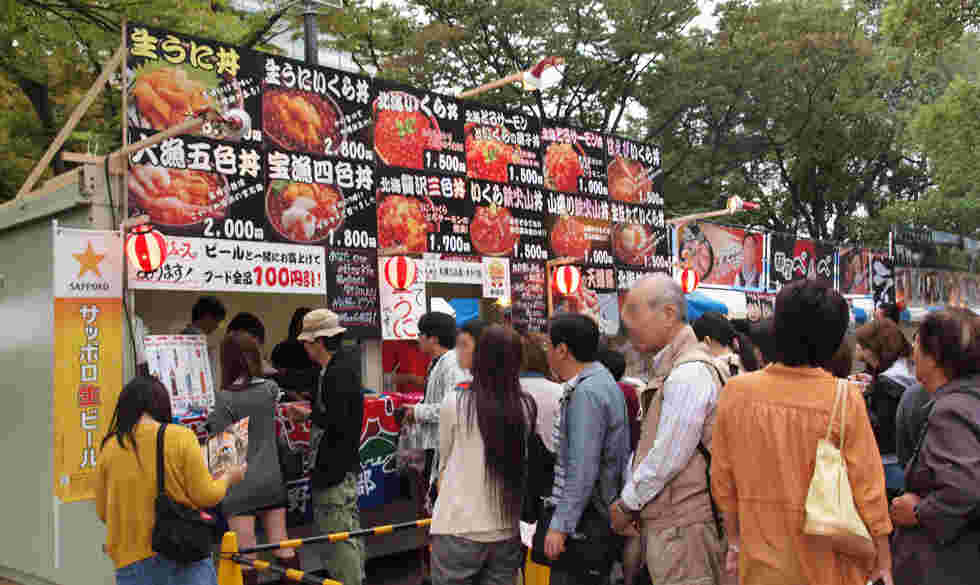 ブースに並ぶ人達