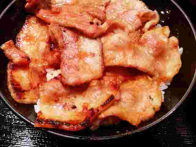 焦げ目の付いた豚肉を乗せた豚丼