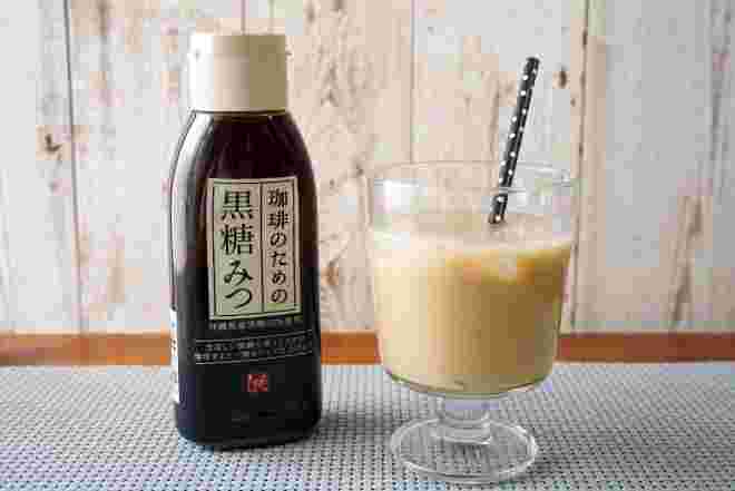黒蜜のボトルと黒蜜コーヒー