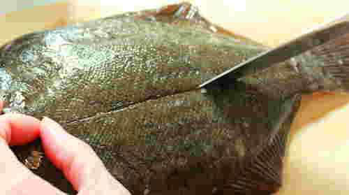 カレイに切れ目を入れる様子