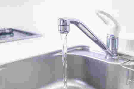 水道の蛇口から水が出ている様子
