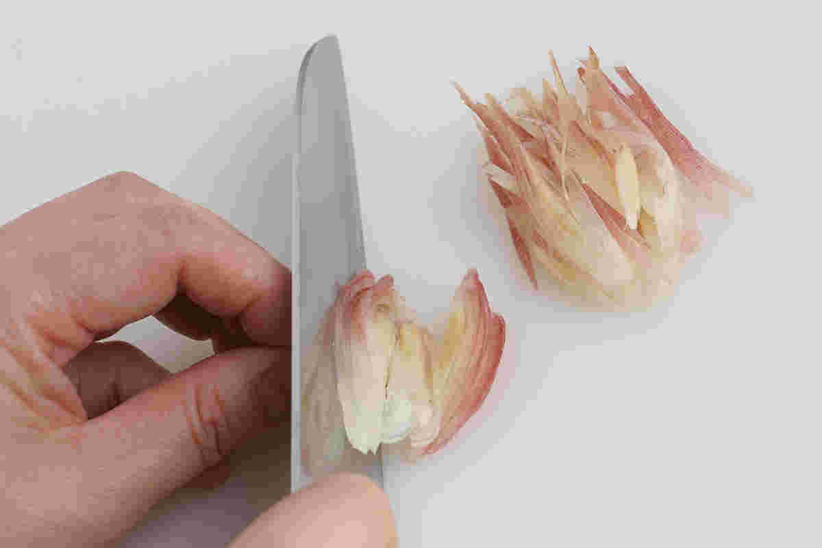 包丁を傾けながらみょうがを千切りにする様子