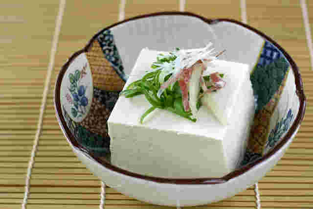 ネギとみょうがをのせた冷奴