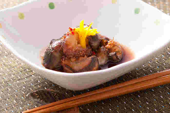 白い器に盛られたなまこの甘辛煮