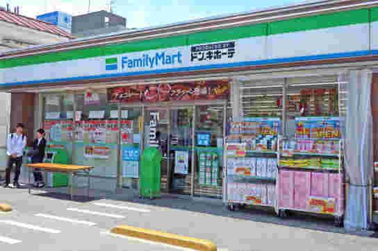 ファミリーマートの店舗の外観