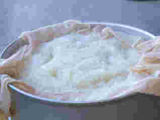 せいろで蒸されたもち米