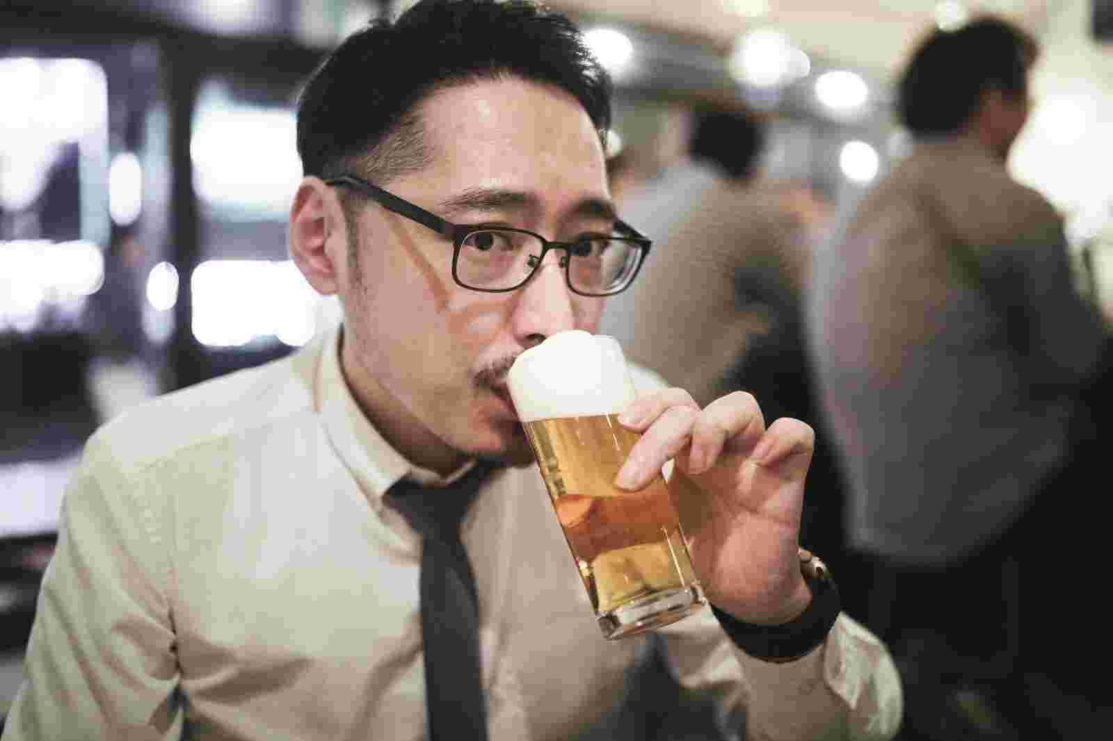 ビールを飲む男性