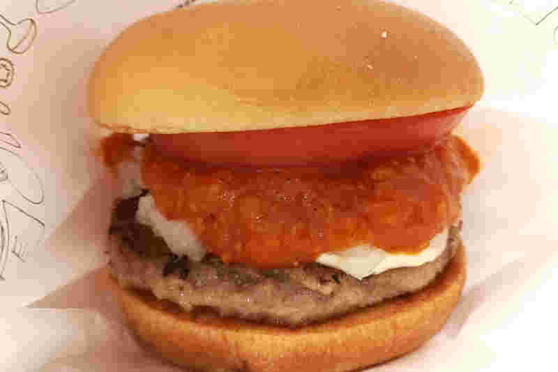 ミートソースが垂れそうなほどかかっているモスバーガー