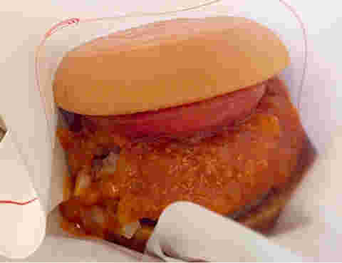 垂れたミートソースで、ジューシーさが伝わるモスバーガーの写真