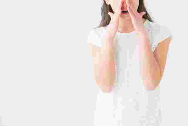 口元に手を添えている女性