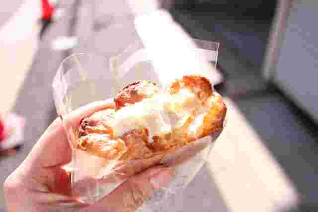 食べかけのシュークリームを手に持っている