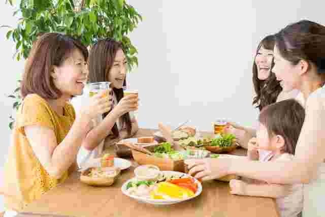 愉しそうに食事をする4人の女性