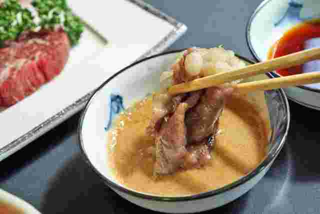 お肉をタレについけている様子