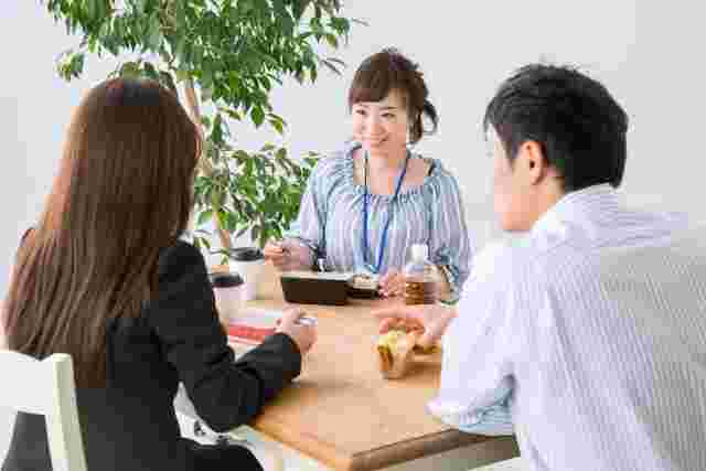三人でお弁当を食べている様子