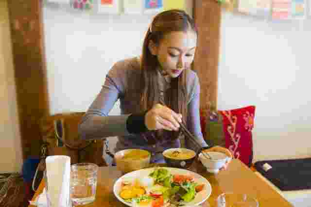 食事をする女性