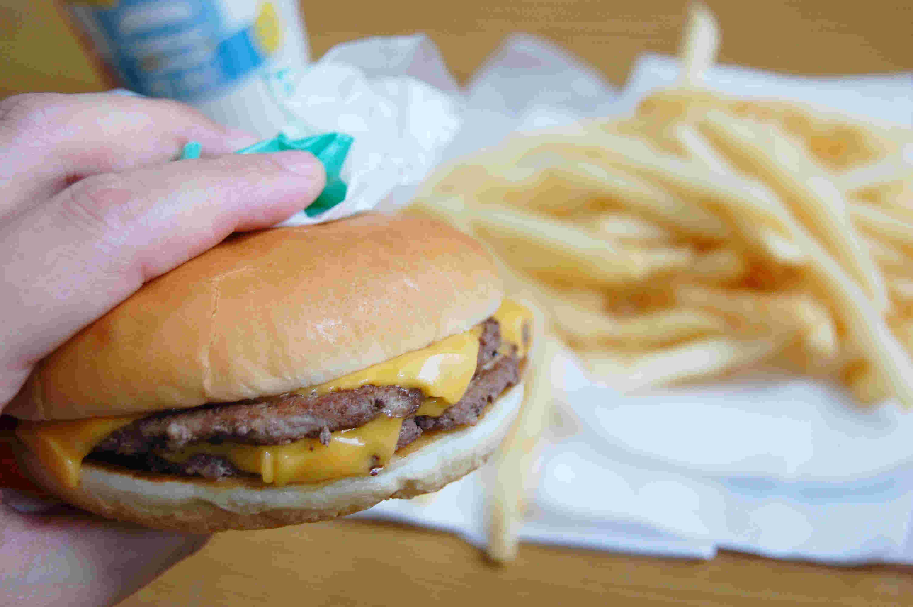ハンバーガーを手に持っている