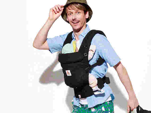 エルゴで赤ちゃんを抱っこしている男性