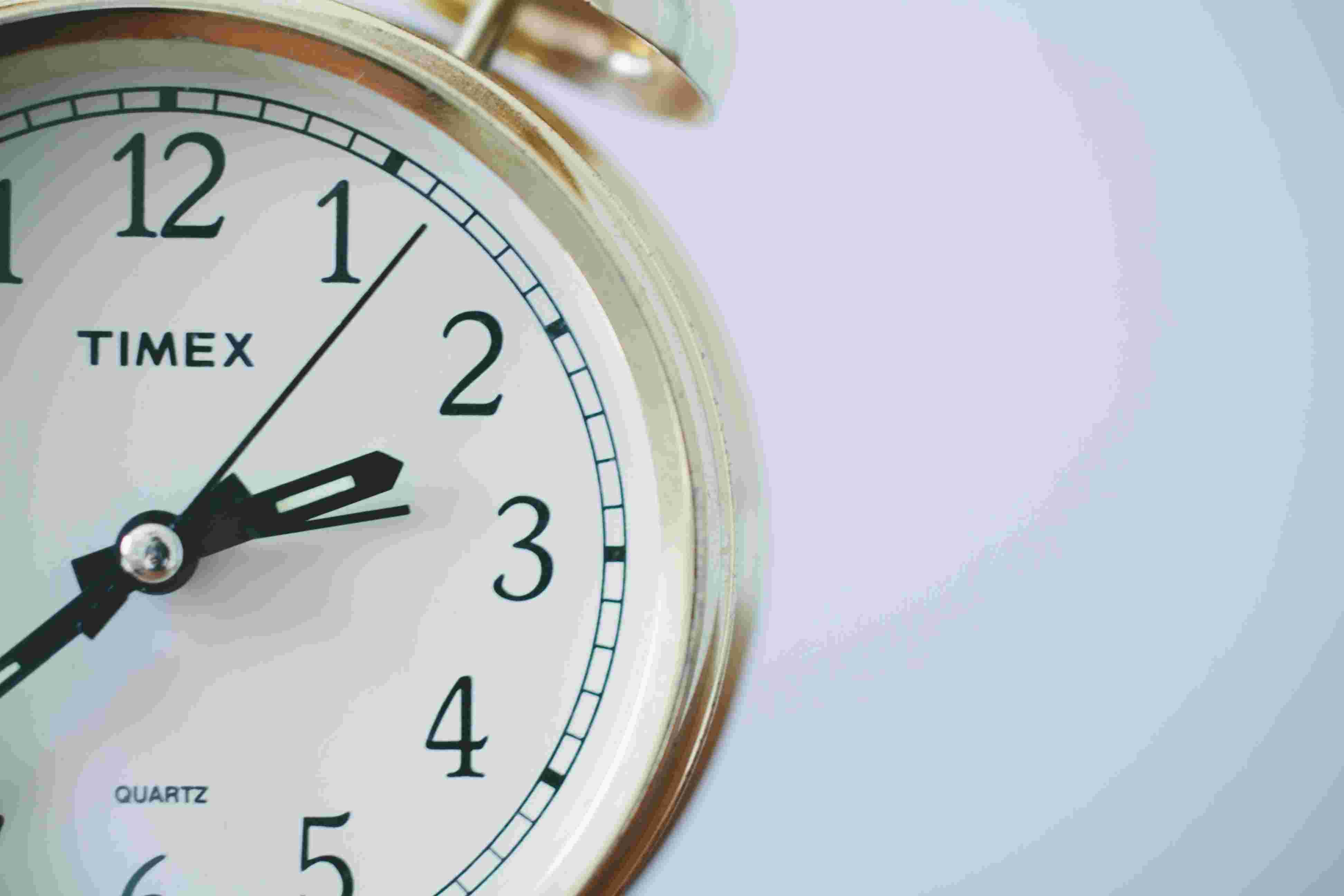 2時40分頃を指す時計