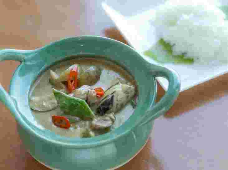 可愛いグリーンの器に盛られたグリーンカレー