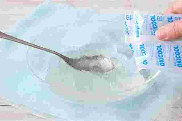 お皿に保冷剤の中身を出している様子