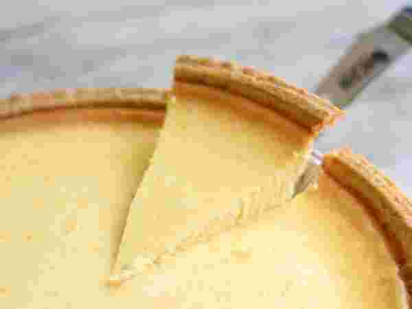 チーズケーキを切り分けている様子