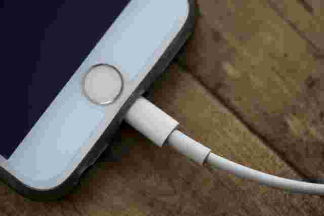 スマホに充電ケーブルをさしている
