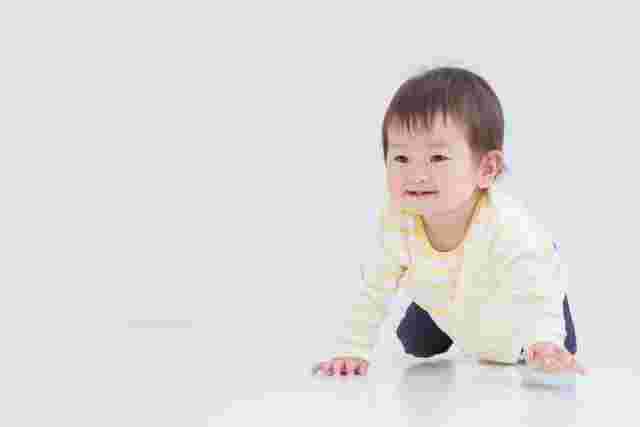 赤ちゃんがハイハイしている所