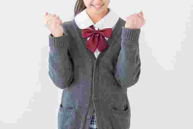 学生の女の子がガッツポーズをしている所