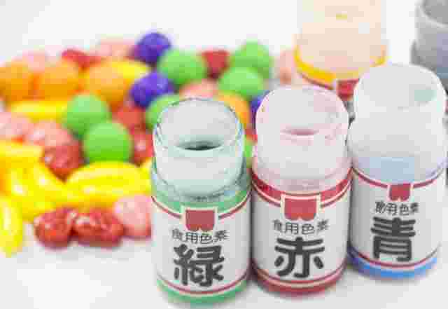 カラフルなお菓子と緑・赤・お青の着色料