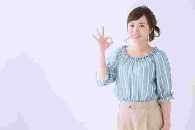 OKサインを出している女性