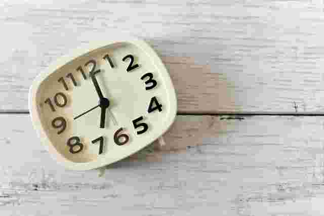 7時を指している時計