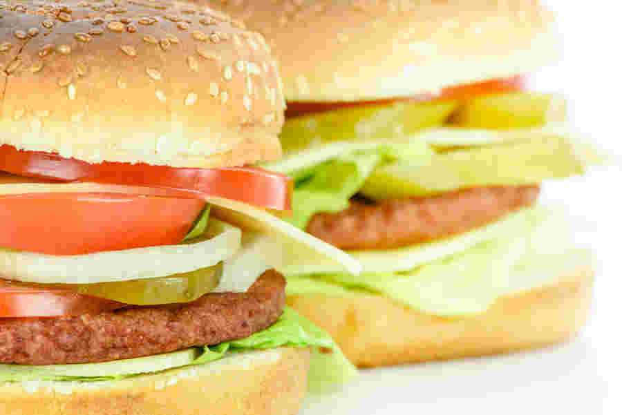 二個ならんでいるハンバーガー