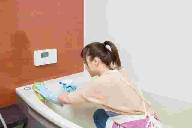 掃除をする女性